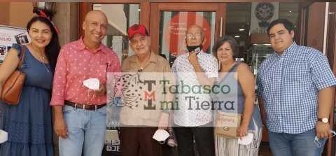 El doctor Eduardo Pedrero en compañia de sus familia