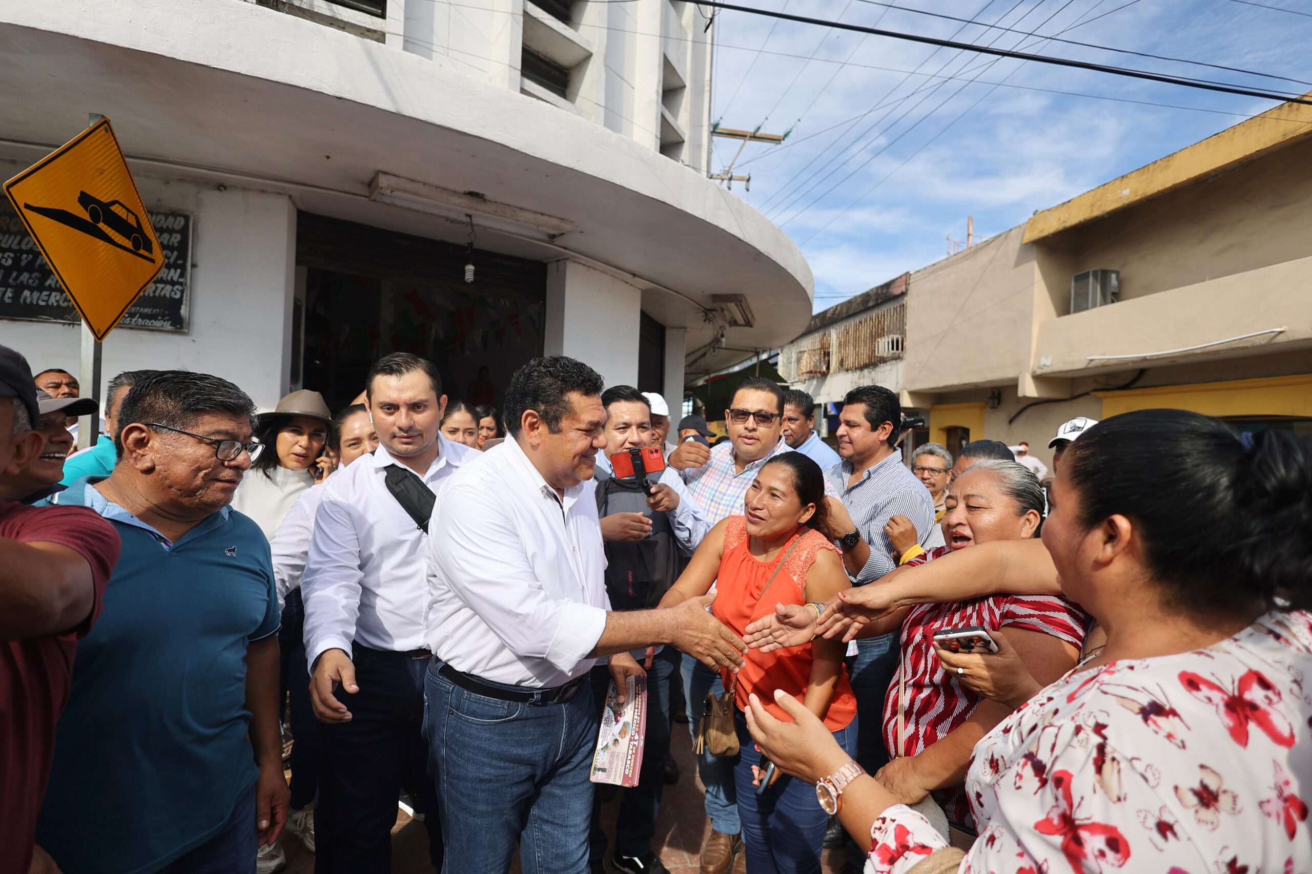 Continua por sus recorrido en los diversos municipio de Tabasco Javier May Rodríguez